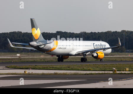 Condor Airbus A321 auf der Landebahn des Flughafens Frankfurt Stockfoto