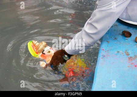 Kleines Idol von Lord Ganesh Elefant ging Gott mitten im Wassertank; Pune; Maharashtra; Indien Stockfoto