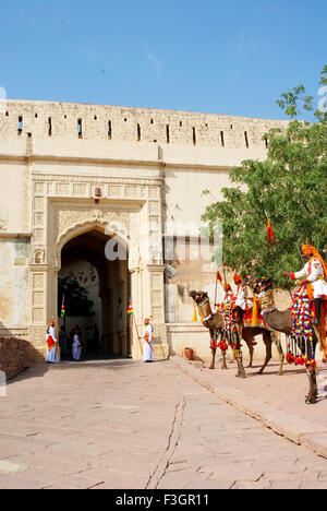 Wachen auf Kamel am Mehrangarh Fort Tor; Jodhpur; Rajasthan; Indien Stockfoto