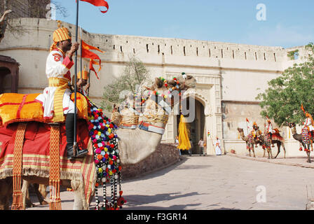 Wachen auf geschmückten Kamelen am Mehrangarh Fort Tor; Jodhpur; Rajasthan; Indien Stockfoto