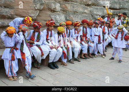 Wenig Volkstänzer innen Fort; Jodhpur; Rajasthan; Indien Stockfoto