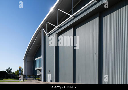 Riesige Schiebetüren und Eingang zum Luftraum Hangar am IWM Duxford UK Stockfoto