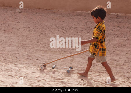 Junge spielt mit Spielzeug ländlichen handgefertigten Auto, Jodhpur, Rajasthan, Indien, Asien Stockfoto