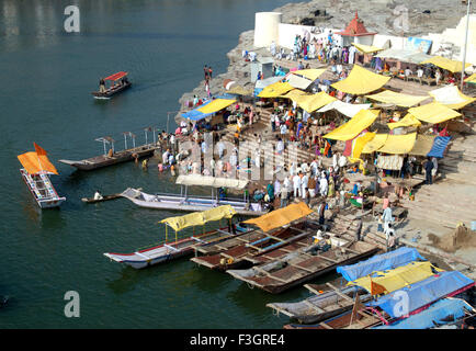 Omkarehwar Ghat am Narmada-Fluss in Omkareshwar; Bezirk Khandva; Madhya Pradesh; Indien Stockfoto