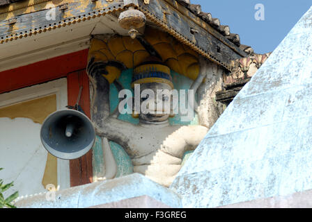 Hanuman Statue und Lautsprecher an der Wand des Laxmi Narsihapur Tempel; Taluka Indapur; District Pune; Maharashtra; Indien Stockfoto