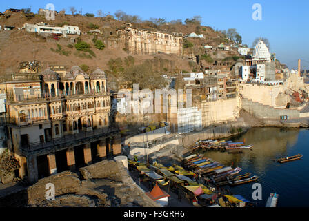 Omkareshwar Ghat und der Tempel Jyothirlingam, einer der 12 im gesamten Fluss Narmada Khandva Madhya Pradesh Stockfoto