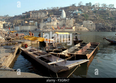 Omkareshwar Ghat und der Tempel Jyothirlingam, einer der 12 im gesamten Fluss Narmada Khandva Madhya Pradesh Stockfoto