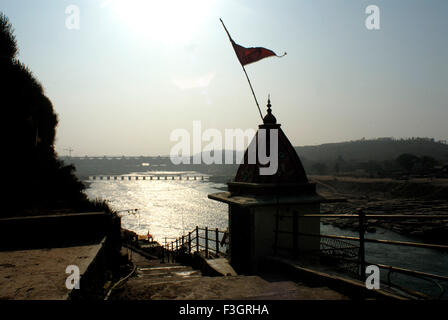 Tempel am Ufer des Fluss Narmada in Omkareshwar; Bezirk Khandva; Madhya Pradesh; Indien Stockfoto