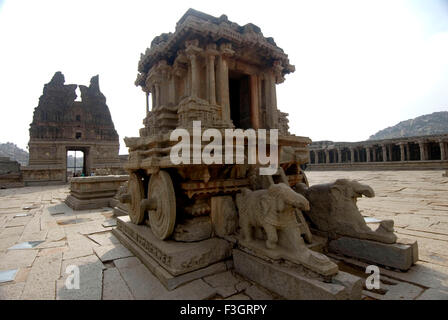 Verzierten Stein Wagen im Hof des Vithala Tempels von Hampi; Karnataka; Indien Stockfoto