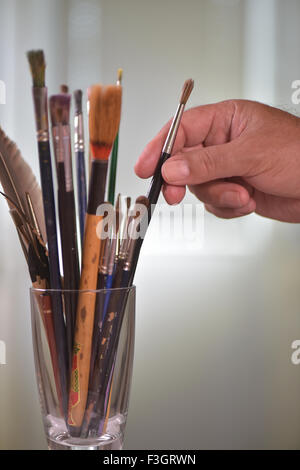 Pinsel in den Topf alle Arten von Bürsten Stockfoto