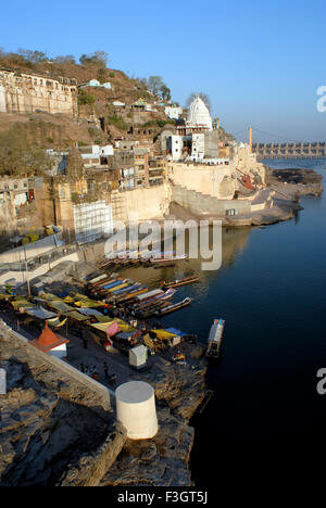 Omkareshwar Ghat und der Tempel des Jyothirlingam, einer der 12 im gesamten Fluss Narmada Khandva Madhya Pradesh Stockfoto