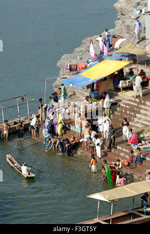 Pilger Baden in Narmada in Omkareshwar; Bezirk Khandva; Madhya Pradesh; Indien Stockfoto