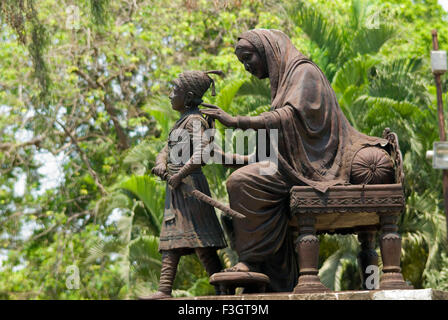 Bronze-Statue von Shivaji junge und seine Mutter Jijamata im Jijamata Garten; Bombay jetzt Mumbai; Maharashtra; Indien Stockfoto
