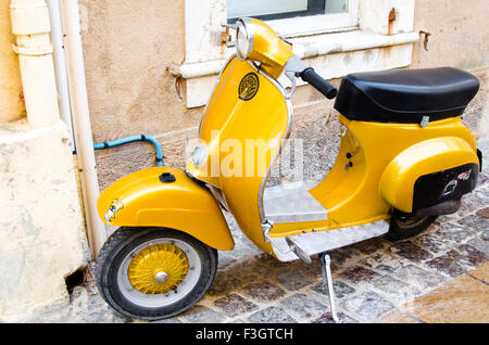 Gelber Roller Vespa geparkt in einer Straße bei Saint-Tropez Stockfoto