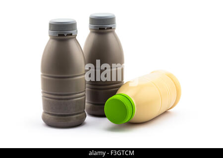 Soja-Milch und Sojamilch mit schwarzem Sesam auf weißem Hintergrund Stockfoto