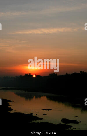 Sonnenaufgang über dem Mula oder Mutha Fluß; Pune; Maharashtra; Indien Stockfoto