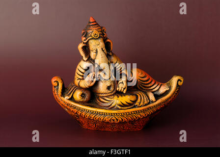 Idol von Ganesha (unter der Leitung Elefantengott) in einem Boot in Terrakotta Handwerk; Delhi, Indien; Asien Stockfoto