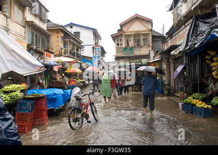 Starkregen und Marketingkonzept für Geschäfte auf der überfluteten Straße in Bandra Lane Menschen; Bombay Mumbai; Maharashtra; Indien Stockfoto