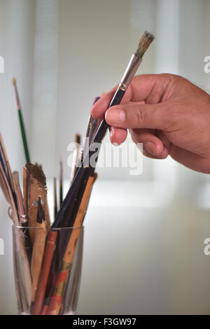Pinsel in den Topf alle Arten von Bürsten Stockfoto