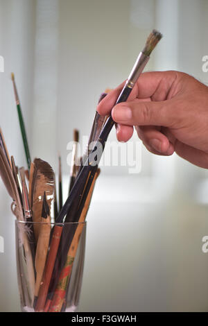 Pinsel in den Topf alle Arten von Bürsten Stockfoto
