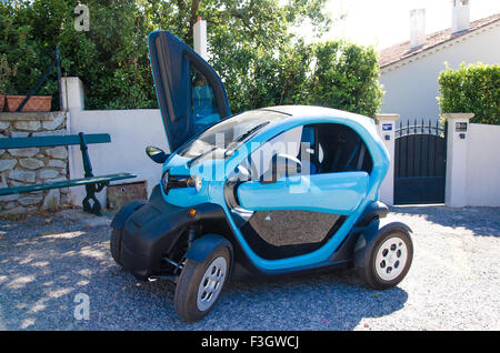 Blaue Twizy geparkt vor einem Haus mit einer offenen Tür Stockfoto