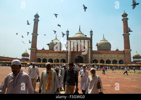 Muslimischen Gläubigen verlassen Jama Masjid nach Freitag Namaz; Delhi; Indien Stockfoto