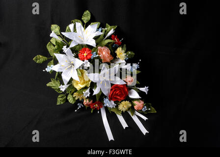 Brautstrauß verwendeten Namen der christlichen Hochzeit Blumen Marguerite Lilie Sweetheart rose Knospe rose aus Satin Stoff Stockfoto