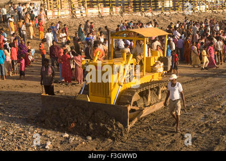 Strand mit Hilfe der Planierraupe Dadar Beach auf den Zeitpunkt der Ganesh Festival Nivellierung; Mumbai Bombay; Maharashtra Stockfoto