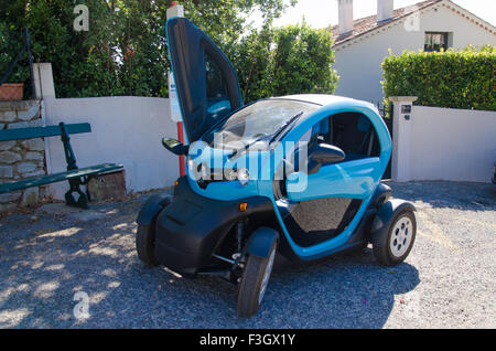 Blaue Twizy geparkt vor einem Haus mit einer offenen Tür Stockfoto