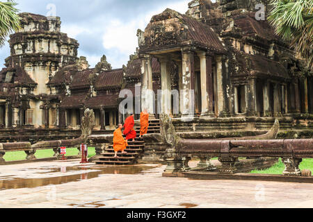 Buddhistischer Mönch zu Fuß nach Angkor Wat in Siem Reap, Kambodscha Stockfoto