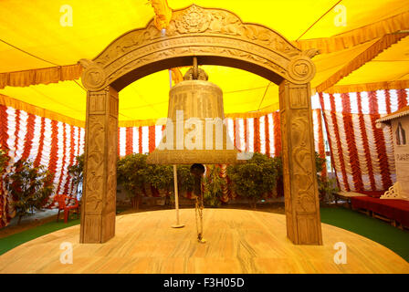 Riesige Glocke am Dhamma Chakka Pavattana Sutta Rad des Gesetzes in Sarnath; Varanasi; Uttar Pradesh; Indien Stockfoto