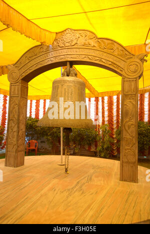 Riesige Glocke am Dhamma Chakka Pavattana Sutta Rad des Gesetzes in Sarnath; Varanasi; Uttar Pradesh; Indien Stockfoto