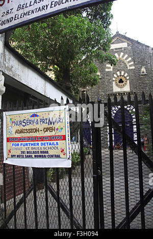 St. Pauls nationale Kirche und Schule bei J. Boman Behram Road; Bombay jetzt Mumbai; Maharashtra; Indien Stockfoto