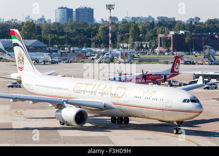 Flughafen Düsseldorf, Deutschland, Etihad Airbus A 330, Flugzeug der Air Berlin Stockfoto