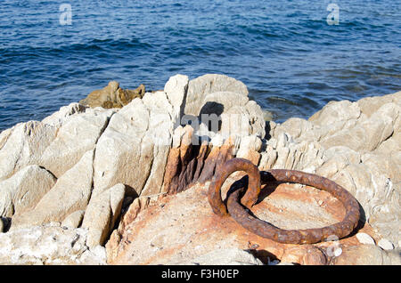 Rostige Ring Kreis mit Blick auf das Meer Stockfoto