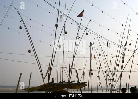 Öllampen hängen an Bambusstäben, ganga Ghat, varanasi, uttar pradesh, indien Stockfoto