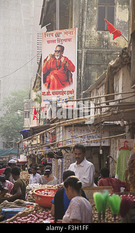 Plakat von Bala Saheb Thackarey im Marktgebiet; Grant Straße; Bombay jetzt Mumbai; Maharashtra; Indien nicht Herr Stockfoto
