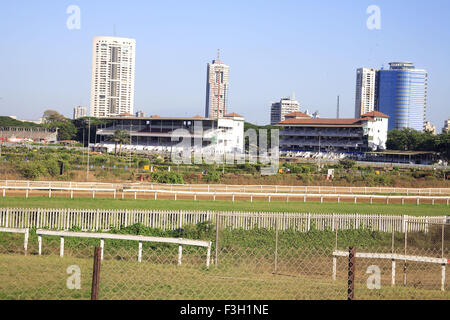 Gebäude in der Nähe von Pferderennen Kurs; Mahalakshmi; Bombay jetzt Mumbai; Maharashtra; Indien Stockfoto