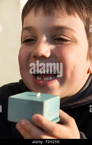 Kleiner Junge mit fehlenden vorderen Zahn Zahnfee warten Stockfoto