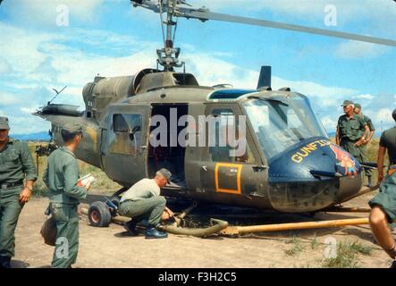 US-Armee Soldaten Blick auf Bravo Truppe, 1. Staffel, 9. Kavallerie, 1. Kavallerie-Abteilung Hubschrauber Gunship stürzte. Khe Vietnam 1966. Stockfoto