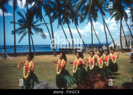 Touristen besuchen eine Luau auf Hawaii in den 1950er Jahren mit Unterhaltung von Hawaiianer. Hula-Tänzer tanzen ein tragen leis Stockfoto