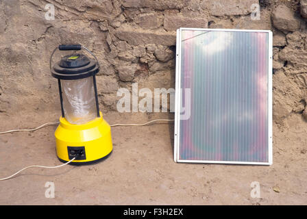 Solarlampe und Solarpanel, Khidrapur, Kolhapur, Maharashtra, Indien, Asien Stockfoto