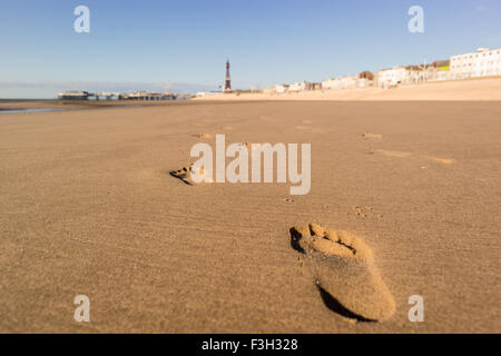 Fußspuren im Sand in Richtung Blackpool Pier und Turm Stockfoto