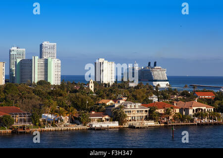 Kreuzfahrtschiff verlässt Port Everglades und Köpfe auf den Atlantischen Ozean Stockfoto