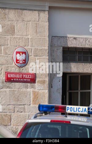 Polizeiwagen vor der Polizeiwache in der Altstadt von Kazimierz, dem alten jüdischen Viertel von Krakau im September Stockfoto