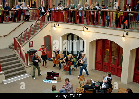 Musikern Entertain Zuschauer durch das Spielen Geigen an Covent Garden; London; Großbritannien-Vereinigtes Königreich-England Stockfoto