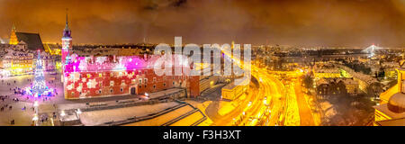 Panorama der Burgplatz (links) mit Königsschloss und Weihnachtsbaum und Slasko-Dabrowski Brücke (rechts) mit Blick in Richtung Pra Stockfoto