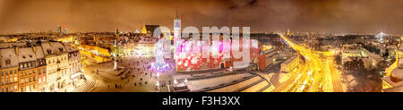 Panorama der Burgplatz (links) mit Königsschloss und Weihnachtsbaum und Slasko-Dabrowski Brücke (rechts) mit Blick in Richtung Pra Stockfoto