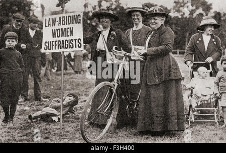 Frauenrechtlerinnen in 1913 halten ein Plakat, das liest: Law Abiding Frauen Suffragetten. Stockfoto