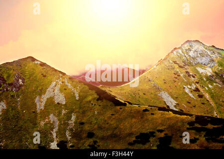 Berge. Fantasie und farbenfrohe Naturlandschaft. Natur-Konzeptbild. Sonnenuntergang über den Bergen. Stockfoto